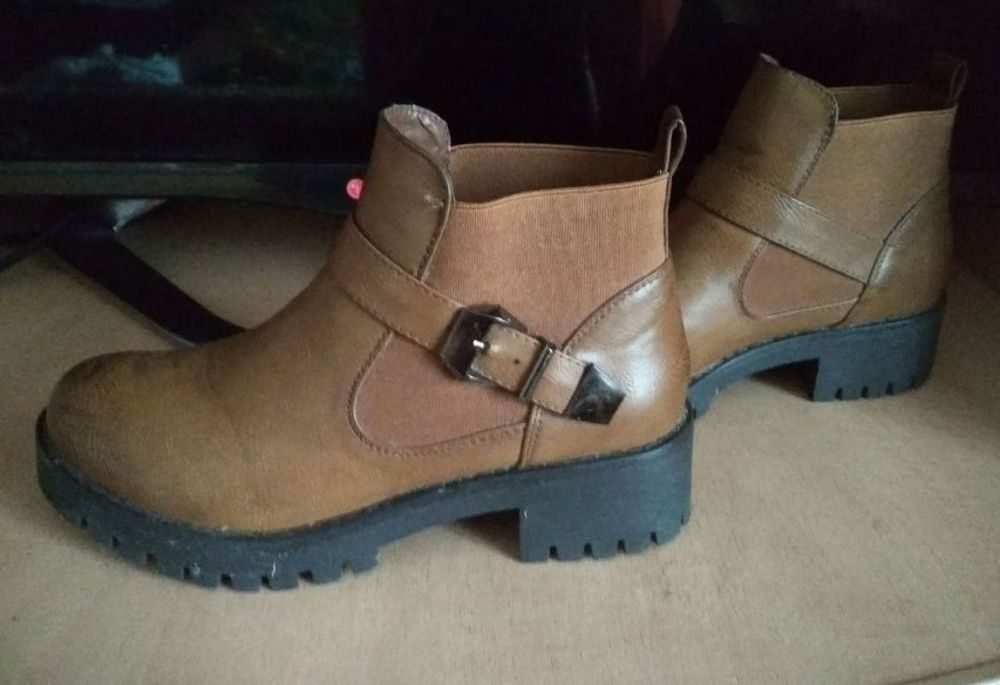 Черевики, чоботи жіночі