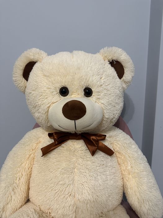 Великий плюшевий ведмедик