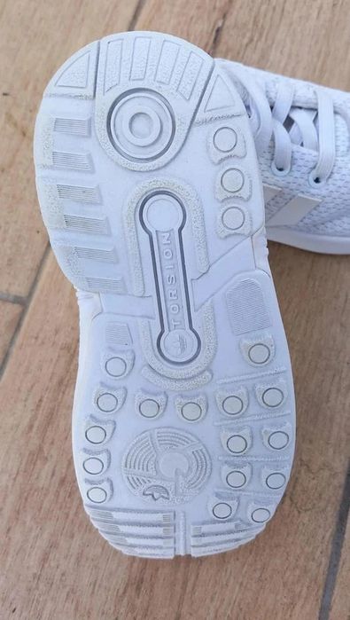 Białe sneakersy dziecięce Adidas ZX Flux J 'Triple White'