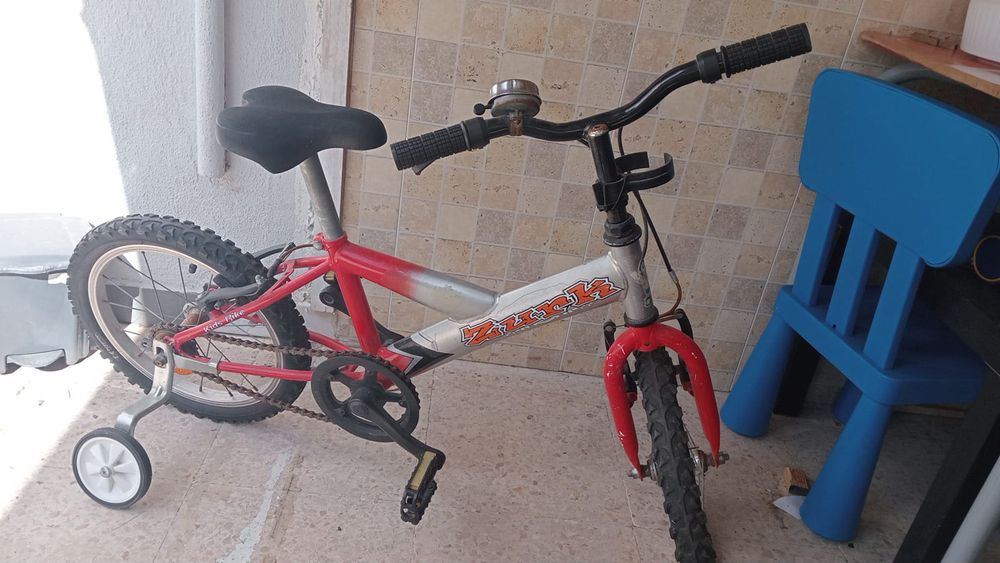 Bicicleta criança, mesa madeira,cadeira escritório, cooler, casco gás