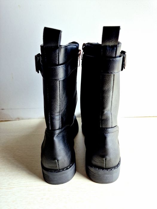 Botas Cano Médio Pretas Fivelas