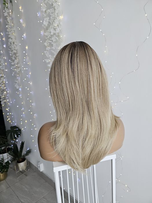 Peruka Premium Kim średnia piaskowo beżowy blond  naturalny efekt