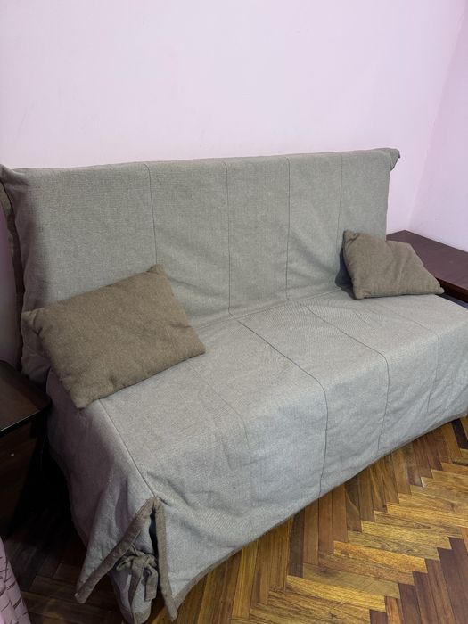 Розкладний диван з ламелями та залізним каркасом