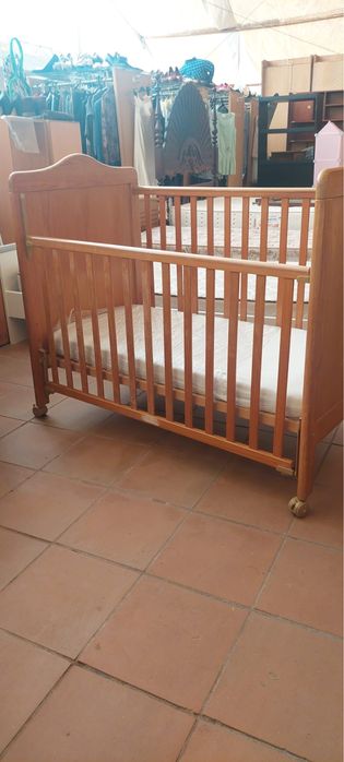 Berco castanho em madeira