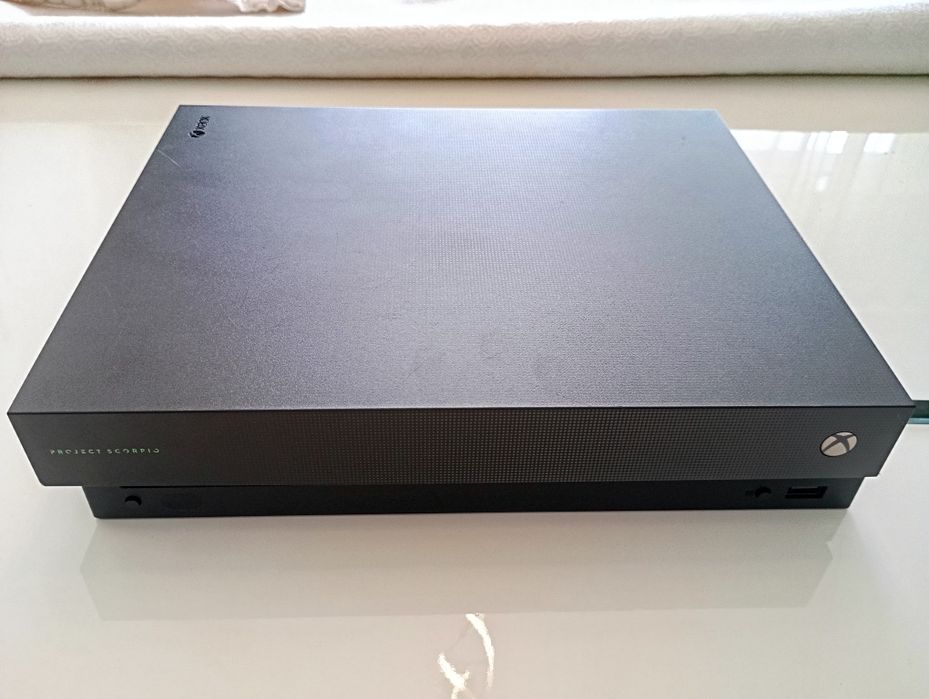 Xbox One X Project Scorpio 1TB c/comando e jogo