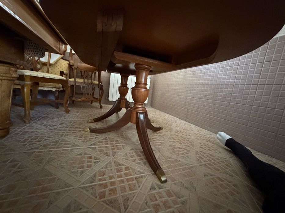 Magnífico Conjunto de Jantar Clássico (Mesa Extensível + 10 Cadeiras + Aparador)