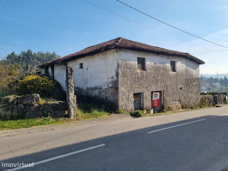 Moradia em pedra na vila de Arões São Romão