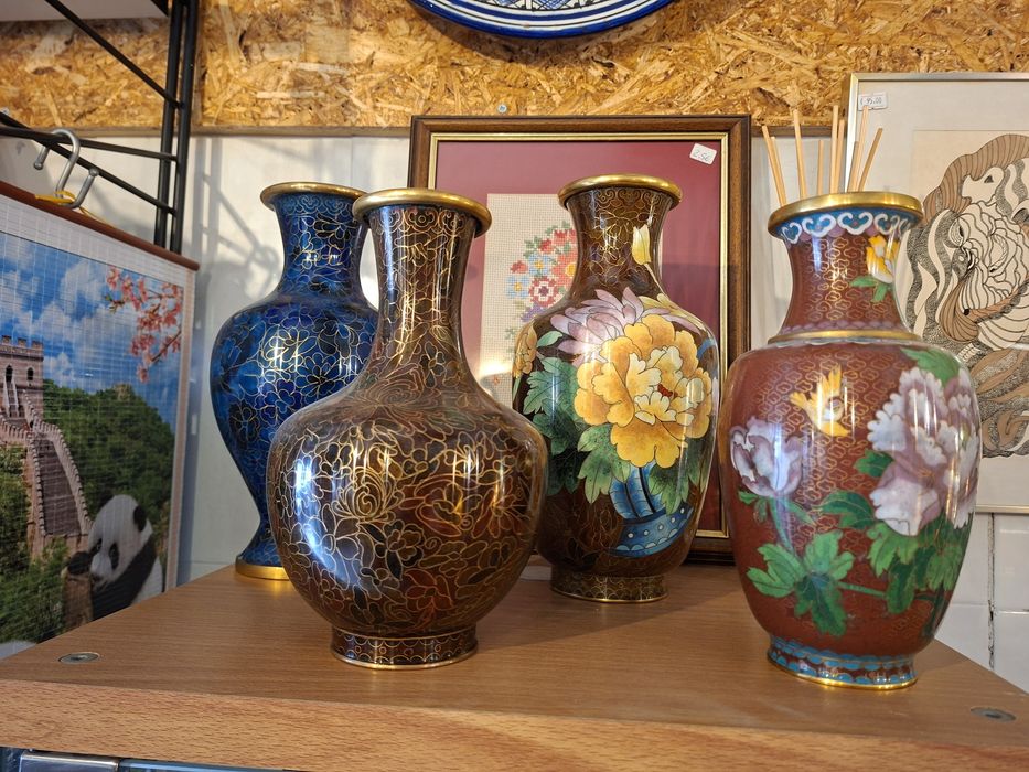 Jarras antigas chinesas feitas com a técnica Cloisonné