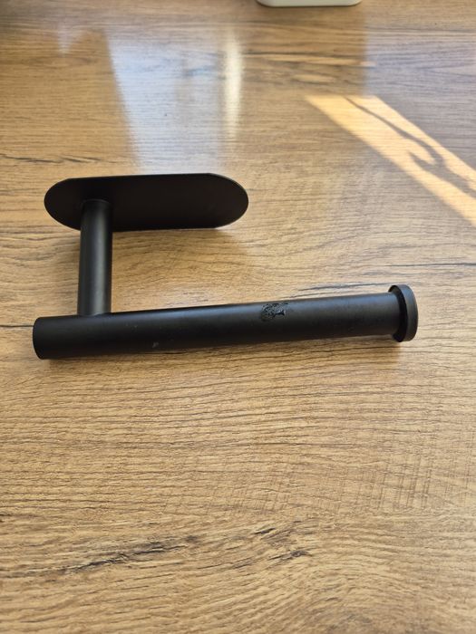 Czarny loftowy uchwyt na papier toaletowy