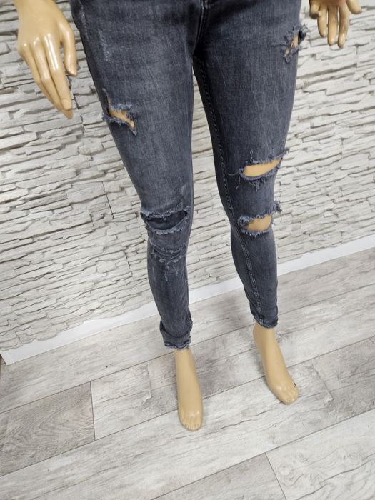 Super modne spodnie jeansowe damskie czarne Zara rozmiar 42 z przetarc