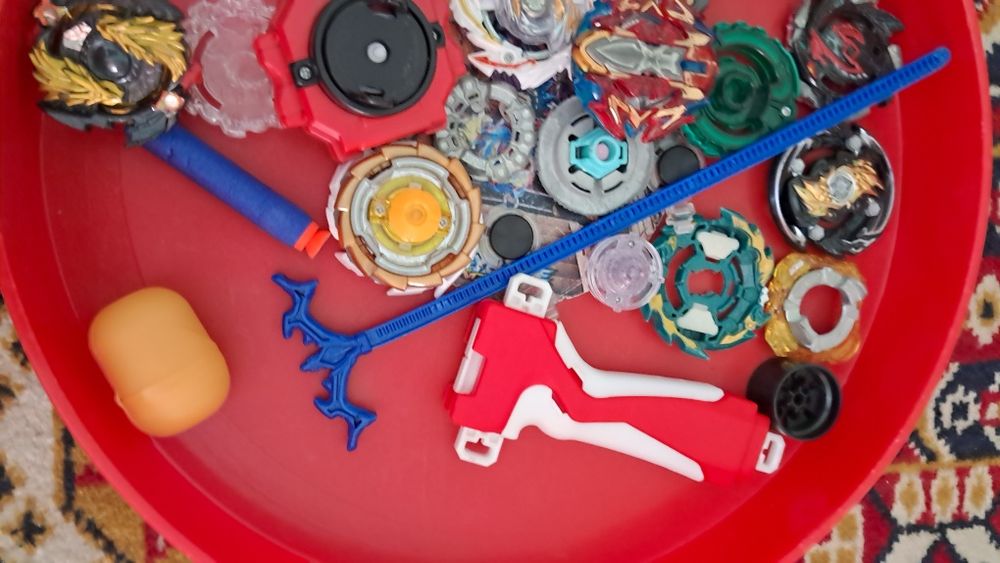 Іграшки різні. Бейблейди, бакуган. Beyblayde, Bakugan.