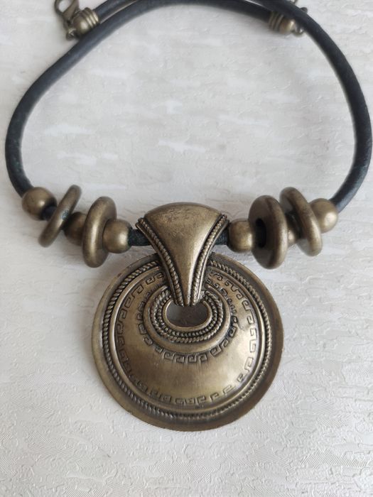 Colar étnico com fio de couro