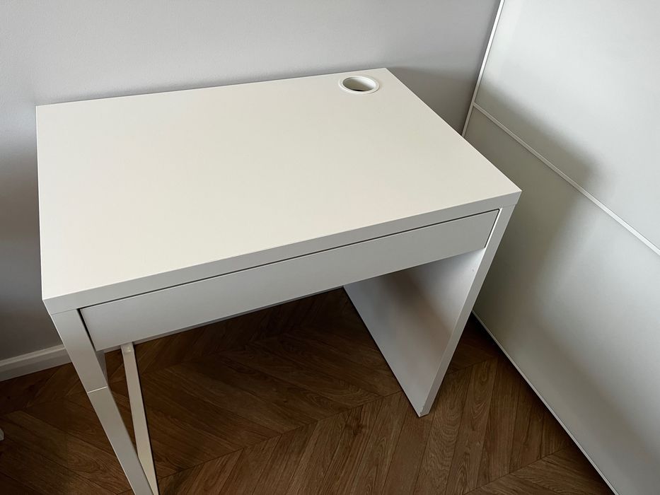 Białe biurko MICKE Ikea
