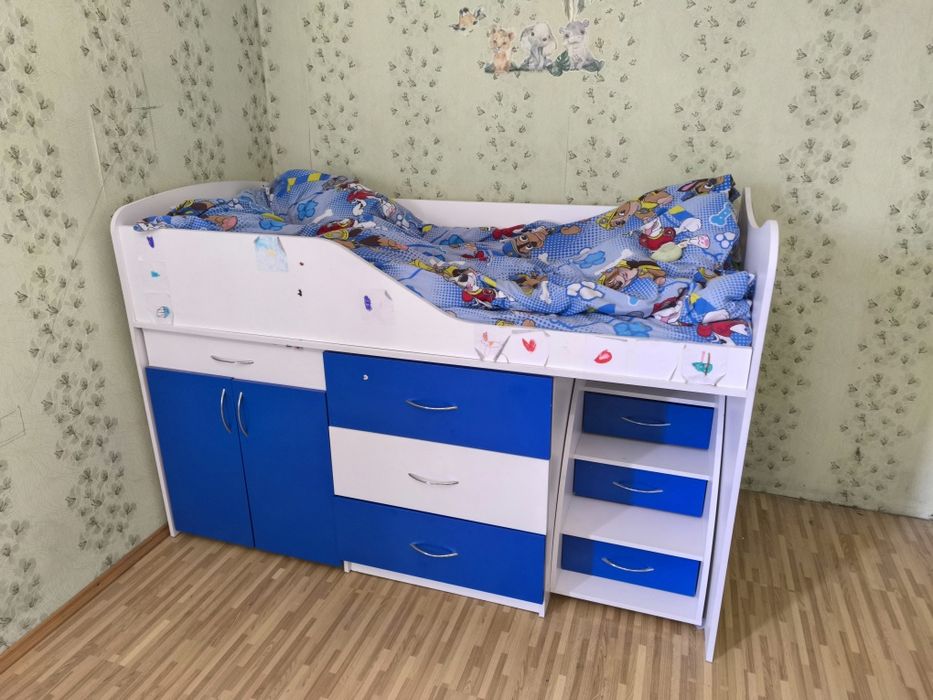 Дитяче двоповерхове ліжко - трансформер.