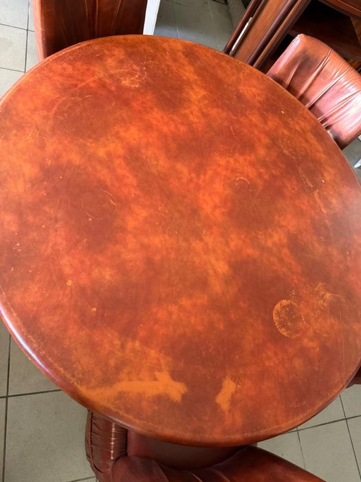 Mesa redonda em pele com cadeiras