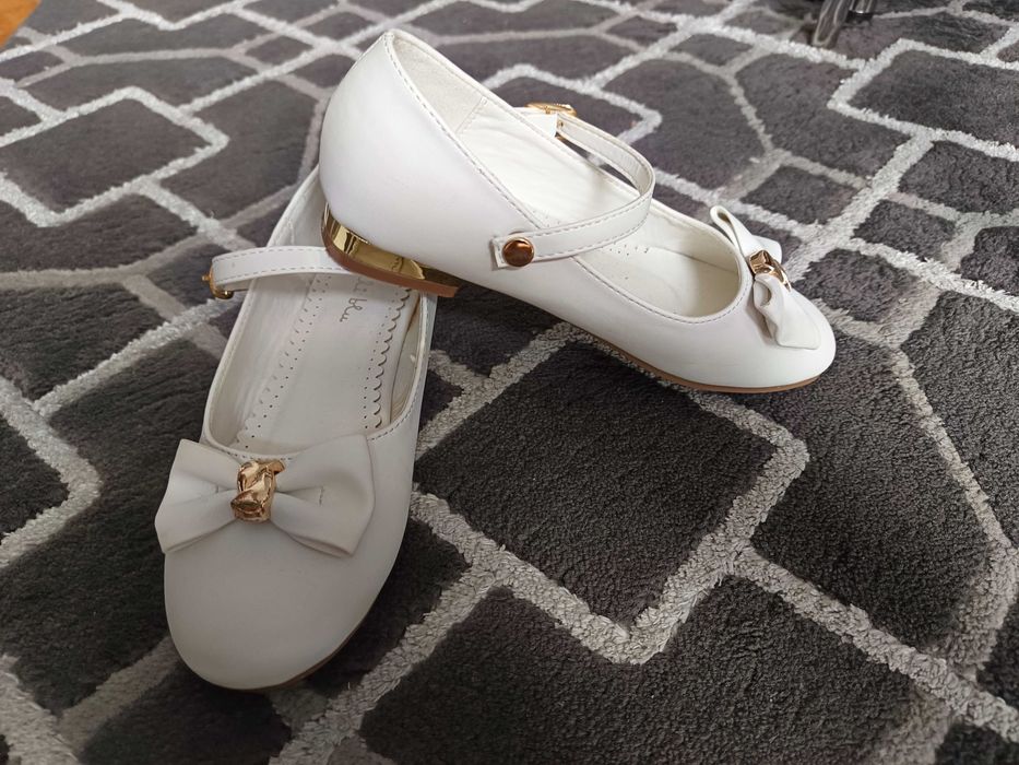 Białe baleriny ze złotymi dodatkami