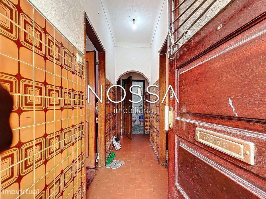 Moradia bi-familiar composta por dois apartamentos T2 com entradas...