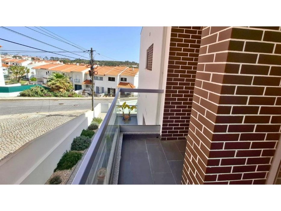 Apartamento T3 com varanda, garagem fechada em condomínio com piscina