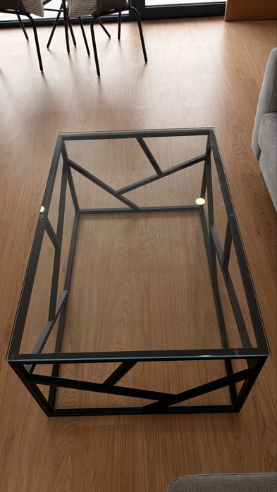 Mesa de centro vidro temperado e ferro preto estilo industrial