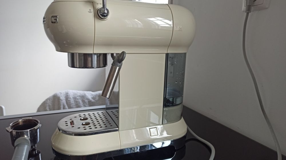 Máquina Café Smeg bege manipulo