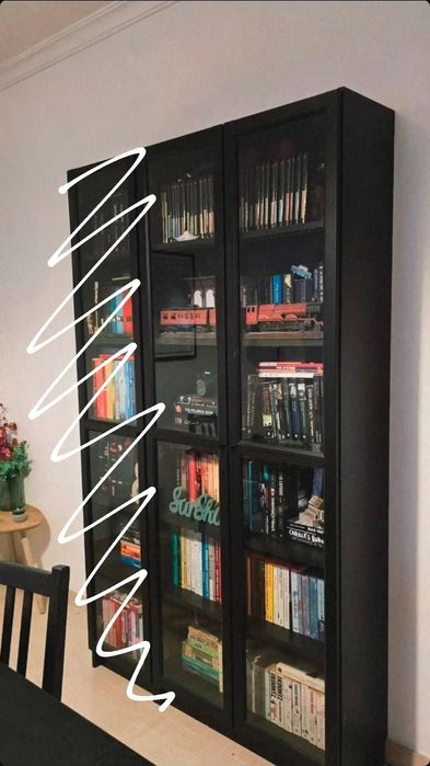 Estante madeira escura com portas de vidro