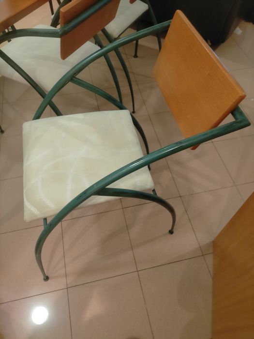 Mesa de sala e seis cadeiras