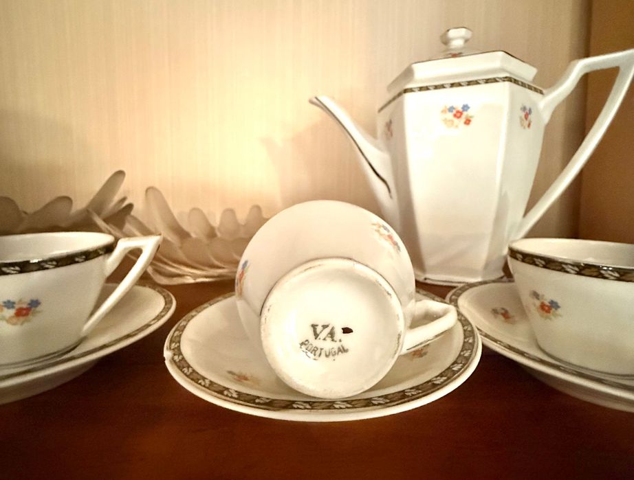 Serviço de café de 1922 a 1947 da Vista Alegre com 7 chávenas