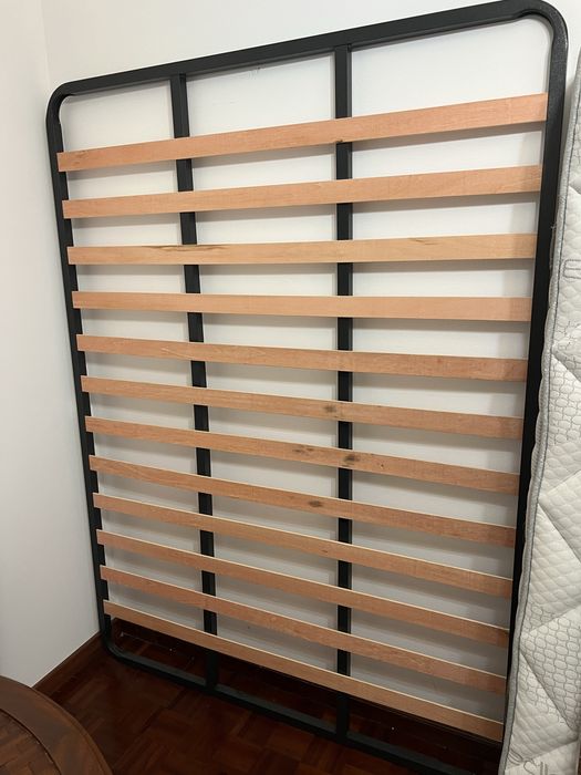 Cama de casal em madeira maciça.