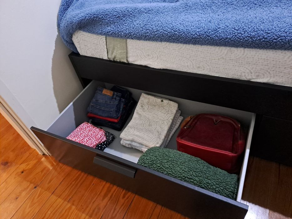 Cama de casal preta com gavetas