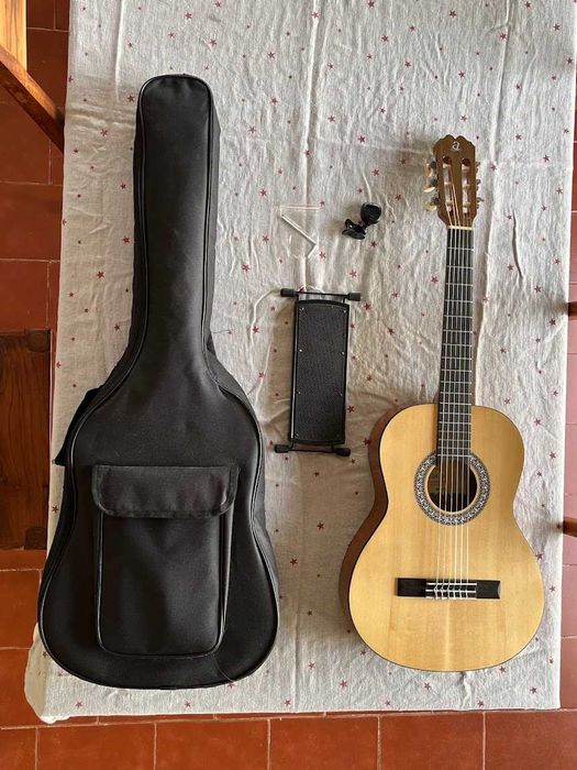 Guitarra Clássica 3/4 Alba com apoio pé e afinador Fender, como nova!