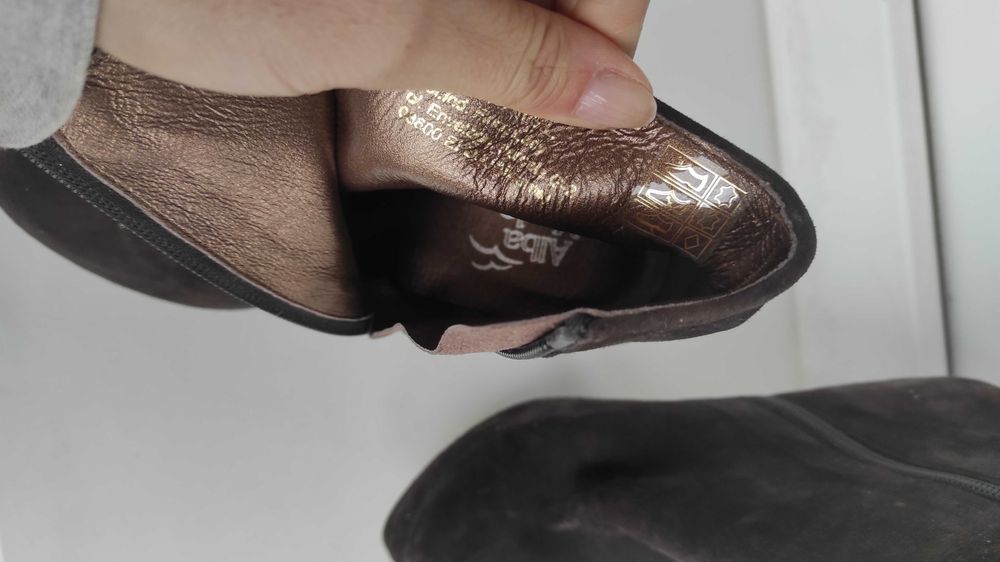 Zamszowe botki damskie na szpilce