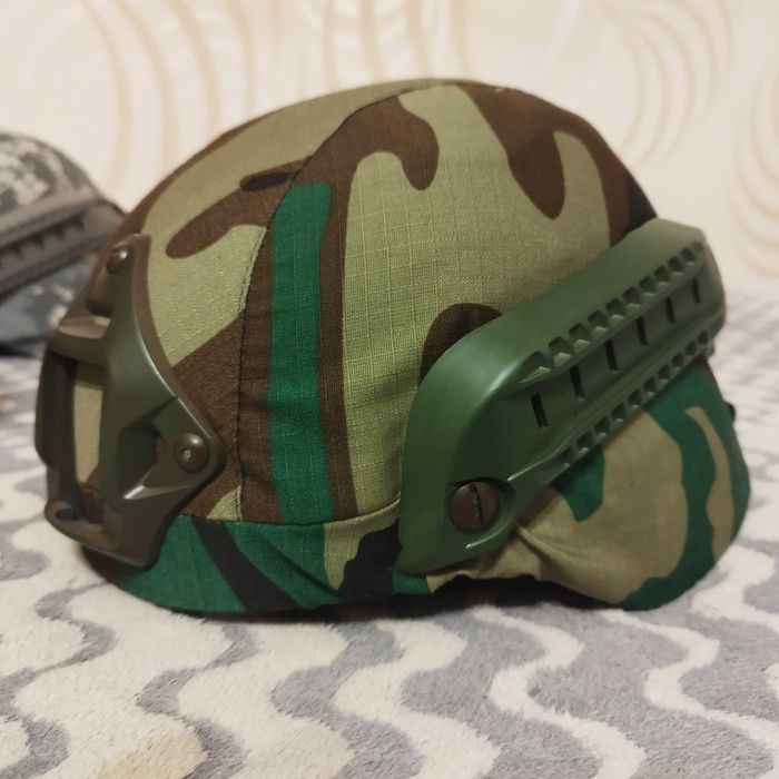 Replika hełmu MICH2000 w pokrowcu maskującym