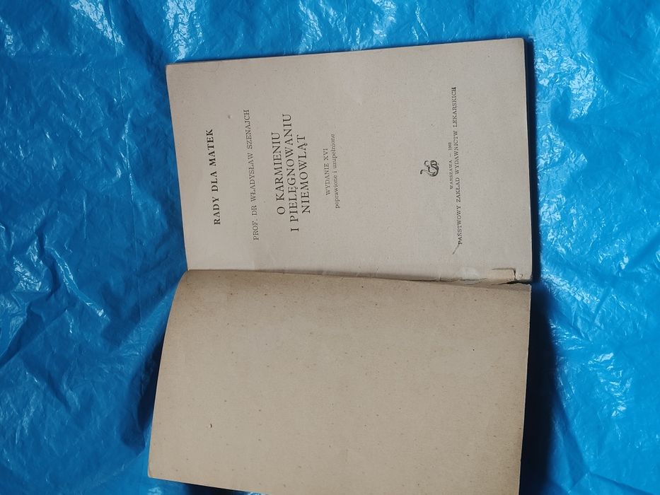 Książka stara o karmieniu i pielęgnowaniu niemowląt 1962rok