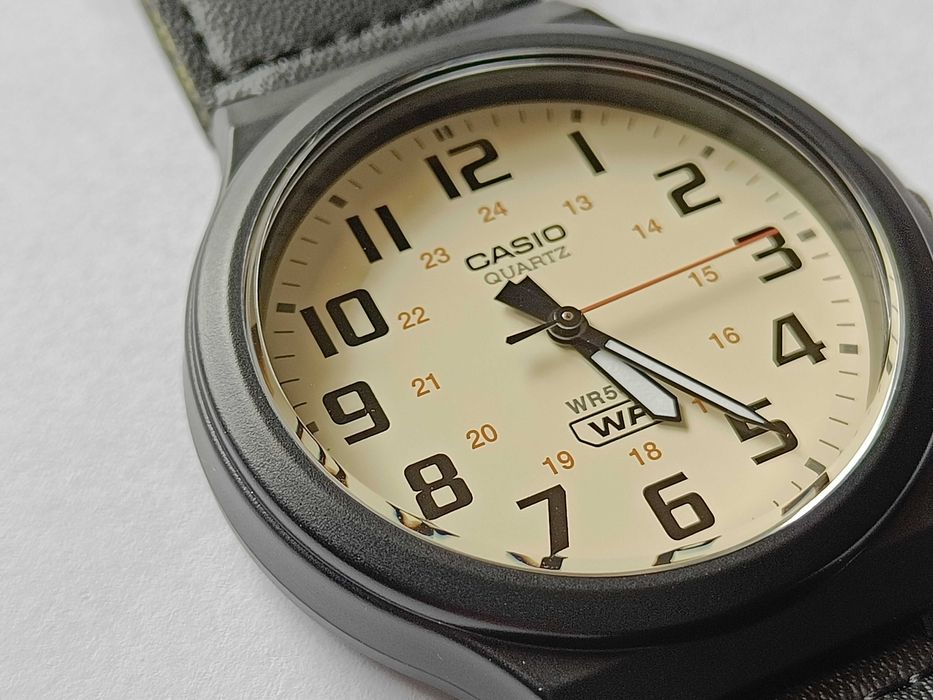 Casio MW-240B-3BVEF minimalne ślady użytkowania, jeszcze kilka miesięcy na gwarancji
