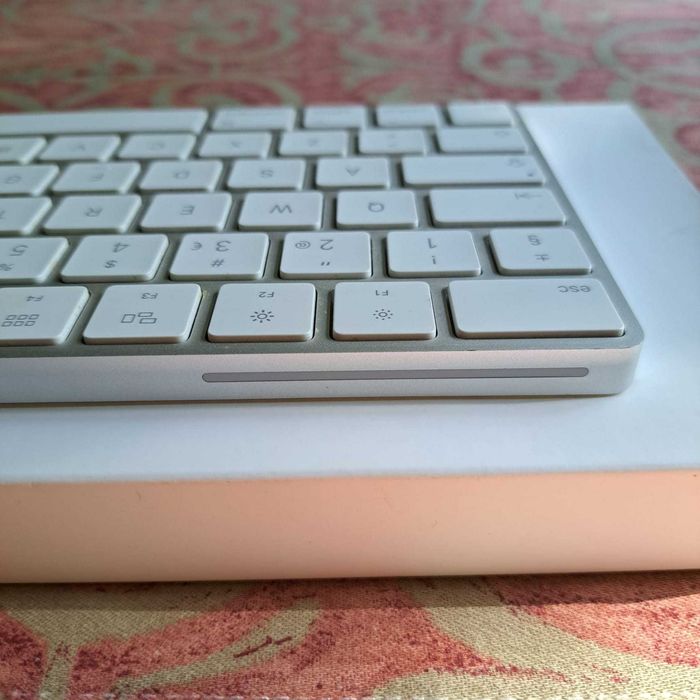 Apple Magic Keyboard PT com caixa original e cabo