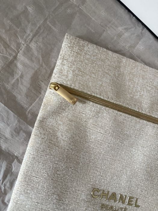 Chanel kosmetyczka ecru beżowa ze złotą nitką