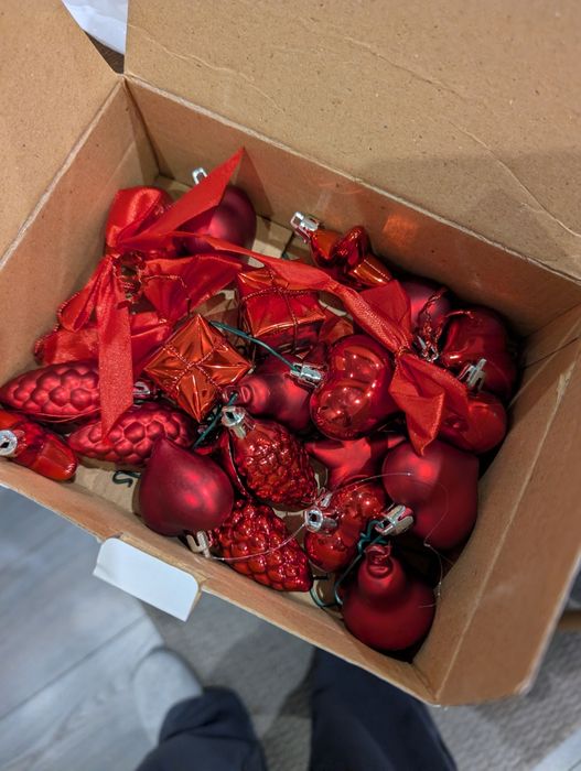 Enfeites de natal prateados e vermelhos com estrela topo árvore