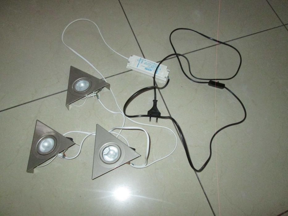 Oświetlenie punktowe pod szafki z zasilaczem