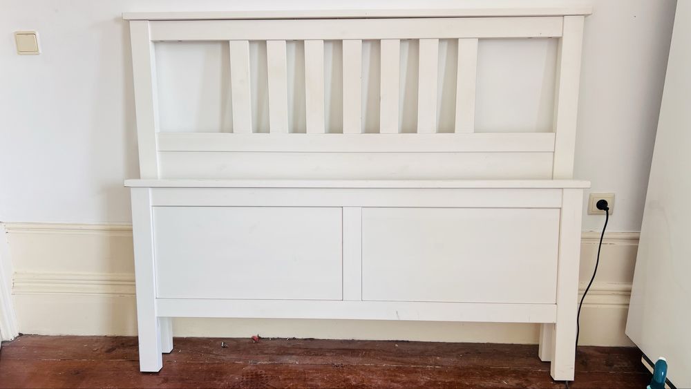 Cama de casal IKEA Hemnes em madeira branca (140x200cm), incluindo colchão de molas ensacadas Hövåg.