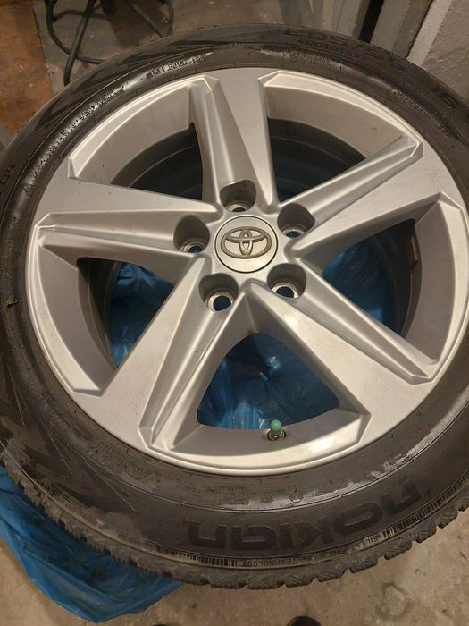 Koła aluminiowe Toyota Corolla z oponami zimowymi 205/55/R16- stan idealny (Toyota, Suzuki)