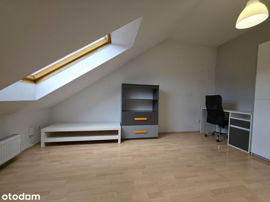 5 lub 6 pokoi, 2 łazienki z WC, 2 poziomy, balkon, schowek, garaż