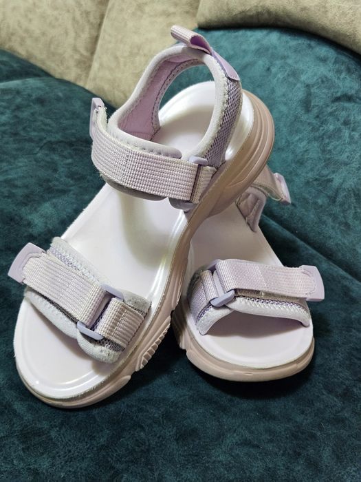 Продам босоніжки DEEZEE