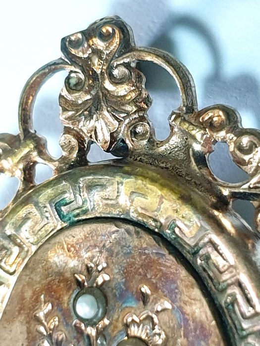 Fantástico pendente relicário Arte Nova com banho em ouro