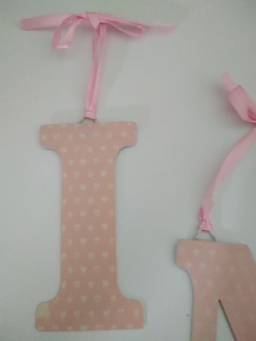 Nome Inês para colocar na parede laço de fita rosa
