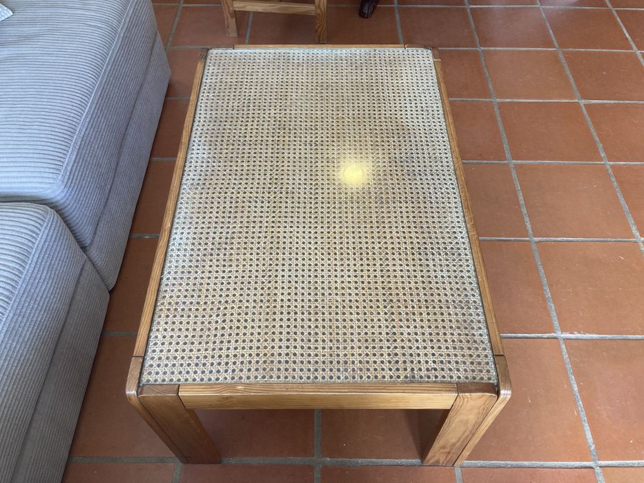 Mesa de Centro em Madeira com Tampo de Vidro e Palhinha