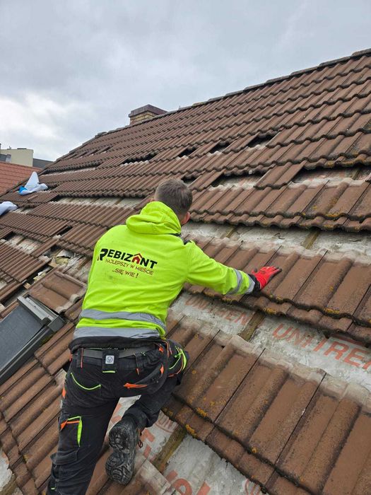 Naprawy dachów po kunach / kuna na dachu /  Izolacje pianą i celulozą