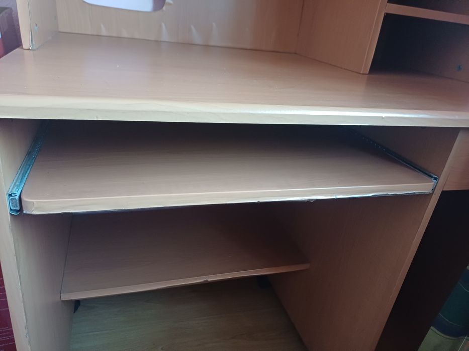 Secretária com estante