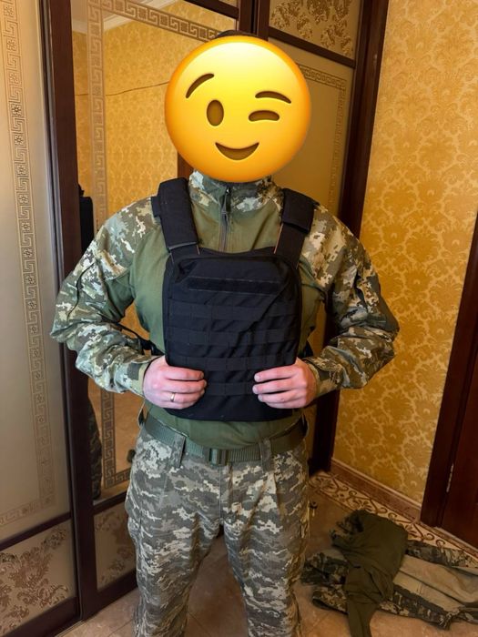 Плитоноска черного цвета