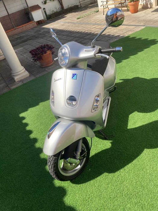 Vespa GTS 125 ano 2010 com 2600kms