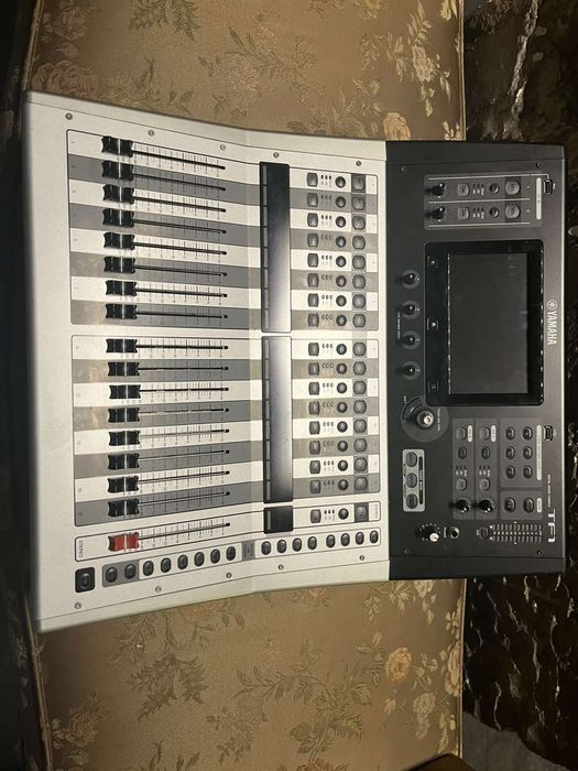 Мікшерний пульт  Yamaha  TF 1